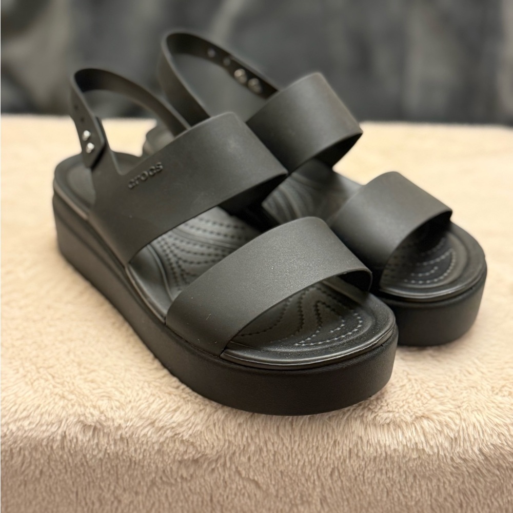 CROCS Women's Brooklyn Low Wedge Sandals, size 9, Black